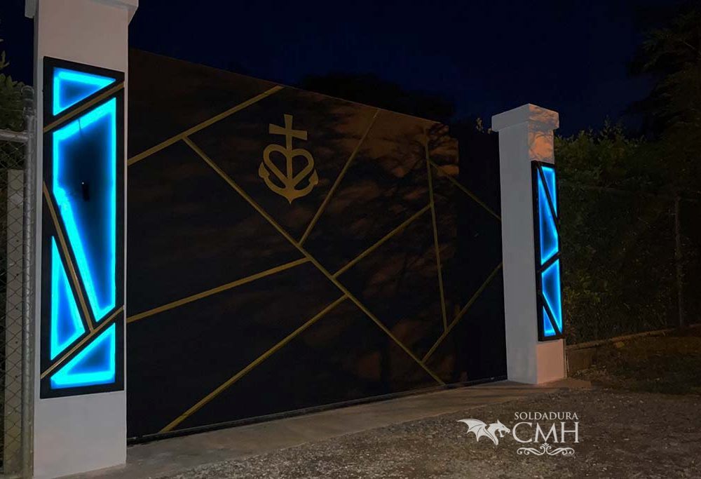 Portón en hierro forjado con luces Leds